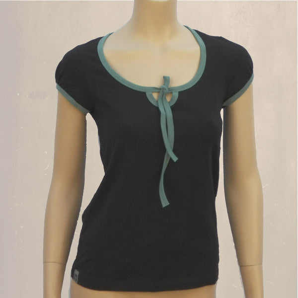 biologisch katoenen T-shirt met contrast bies /  T-shirt with contrast neckbinding