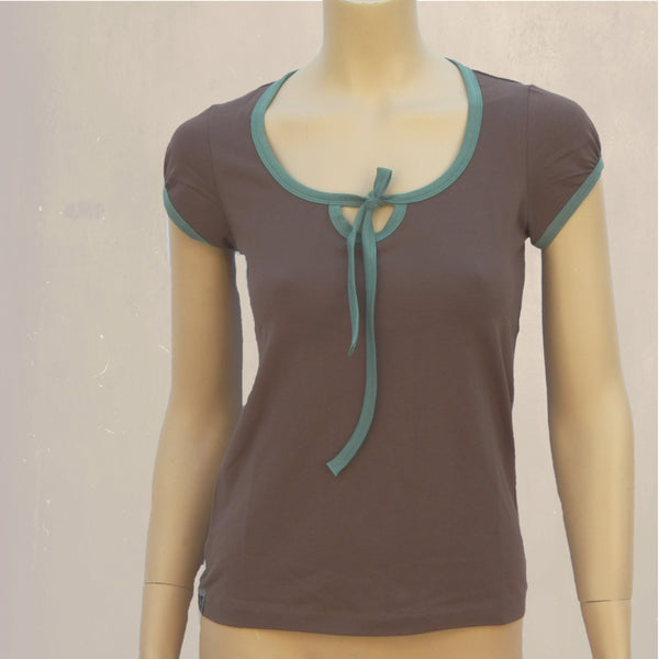 biologisch katoenen T-shirt met contrast bies /  T-shirt with contrast neckbinding
