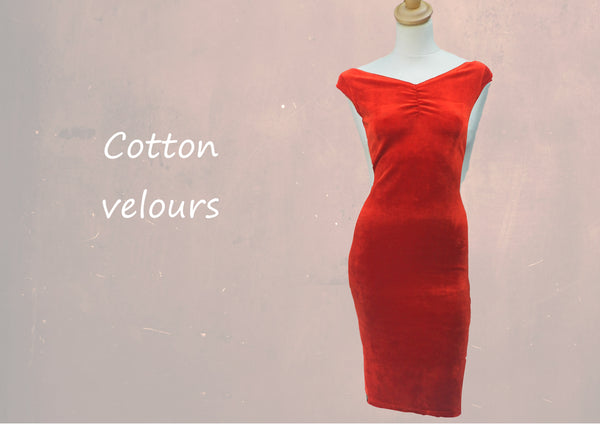 velours jurk met kapmouwtje en boothals / velvet pencil dress