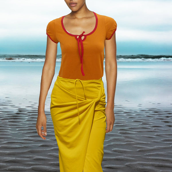 biologisch katoenen T-shirt met contrast bies /  T-shirt with contrast neckbinding