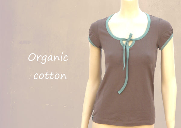 biologisch katoenen T-shirt met contrast bies /  T-shirt with contrast neckbinding