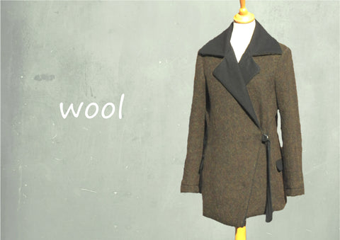 Klassieke wollen jas met reverskraag en moderne sluiting / Classic wool coat with lapel collar and modern closure