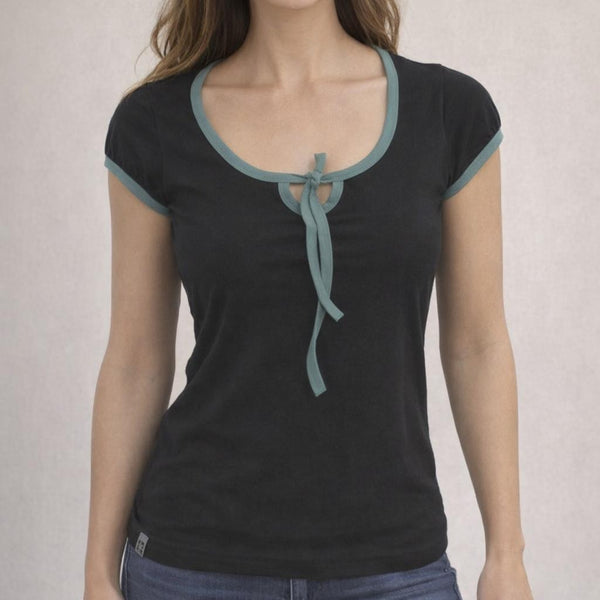 biologisch katoenen T-shirt met contrast bies /  T-shirt with contrast neckbinding