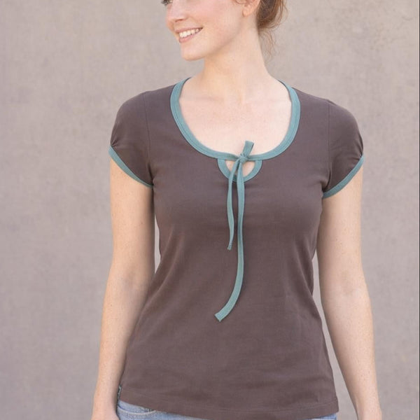 biologisch katoenen T-shirt met contrast bies /  T-shirt with contrast neckbinding