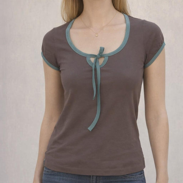 biologisch katoenen T-shirt met contrast bies /  T-shirt with contrast neckbinding